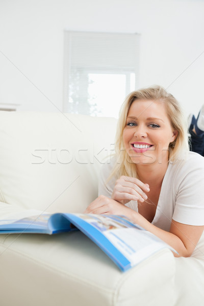 Zdjęcia stock: Przypadkowy · kobieta · czytania · sofa · książki · dżinsy
