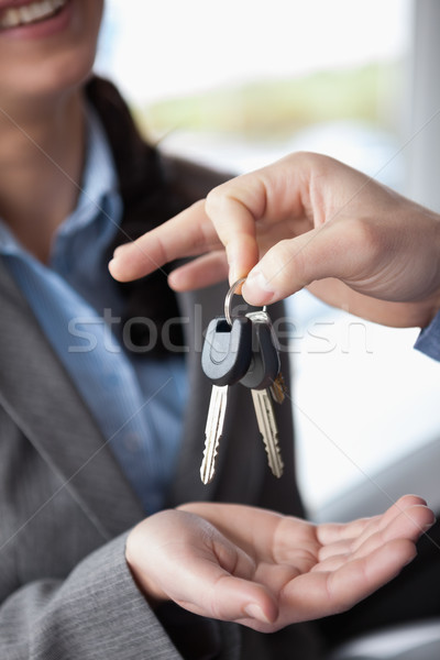 Femeie zambitoare chei maşină magazin femeie rutier Imagine de stoc © wavebreak_media