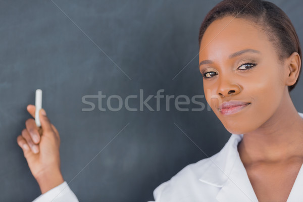 Foto stock: Maestro · mirando · cámara · tiza · aula