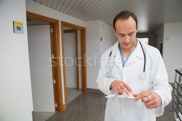Medic dosar spital coridor medical sănătate Imagine de stoc © wavebreak_media