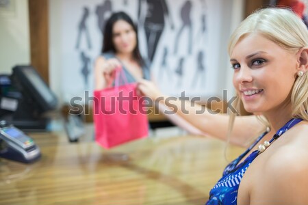 Kobieta kasa odzież sklepu dziewczyna szczęśliwy Zdjęcia stock © wavebreak_media