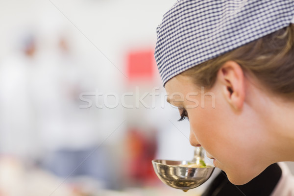 Vrouw proeverij soep keuken voedsel man Stockfoto © wavebreak_media