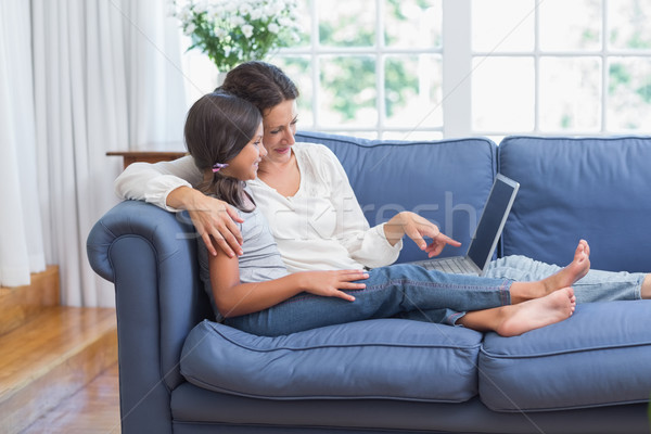 Stock foto: Glücklich · Mutter · Tochter · Sitzung · Couch · mit · Laptop