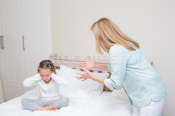 Zaklatott anya lánygyermek hálószoba ház lány Stock fotó © wavebreak_media