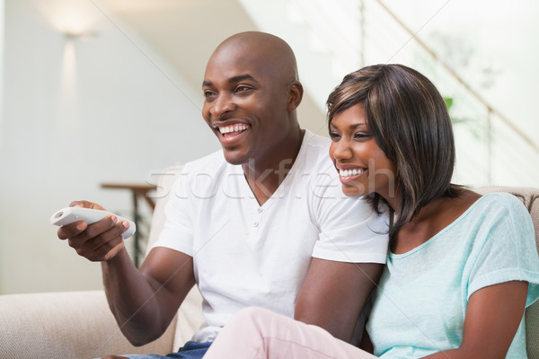 快樂 情侶 看電視 沙發 家 客廳 商業照片 © wavebreak_media