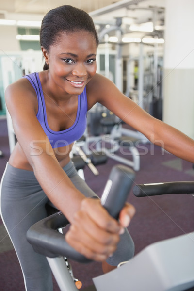 Foto stock: Caber · mulher · exercer · bicicleta · ginásio