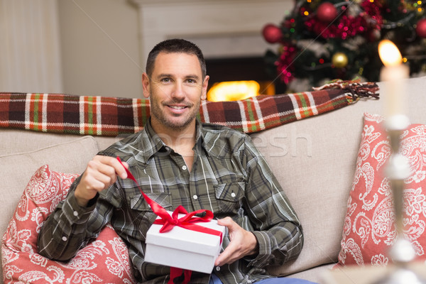 Stockfoto: Glimlachend · man · opening · geschenk · christmas · dag