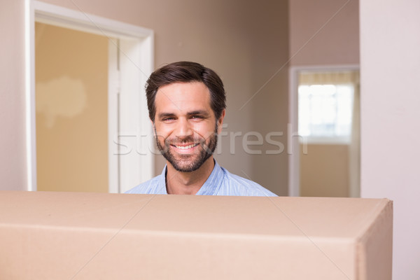 Feliz homem em movimento caixa nova casa Foto stock © wavebreak_media