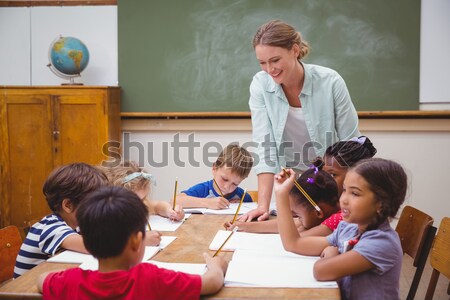 Professor alunos trabalhando secretária juntos escola primária Foto stock © wavebreak_media