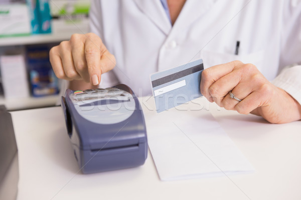 Gyógyszerész numerikus billentyűzet tart hitelkártya gyógyszertár nő Stock fotó © wavebreak_media