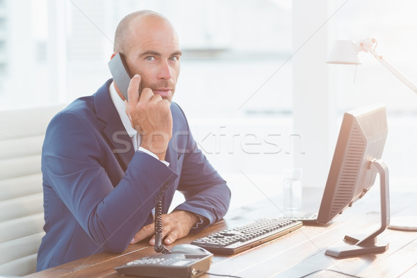 бизнесмен глядя камеры призыв служба компьютер Сток-фото © wavebreak_media