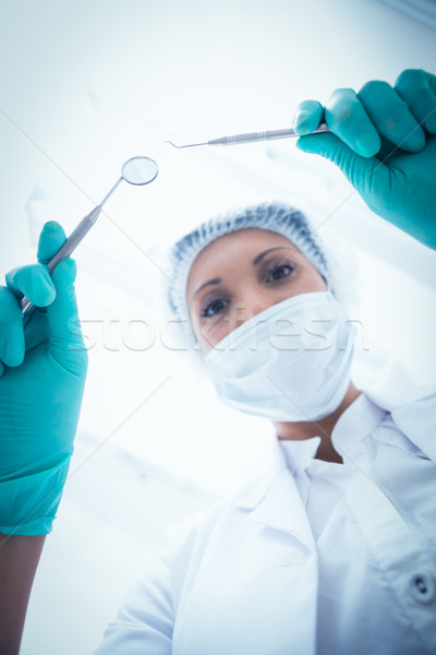 Női fogorvos műtősmaszk tart fogászati szerszámok Stock fotó © wavebreak_media