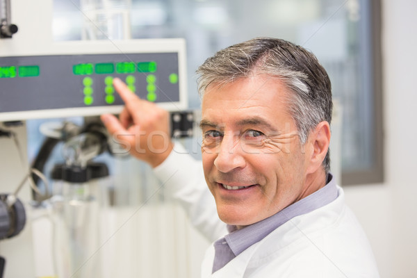 Pharmacien machines médecine laboratoire heureux [[stock_photo]] © wavebreak_media