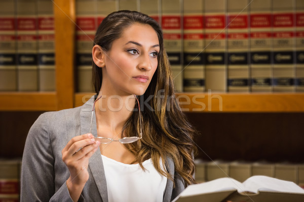 Destul de avocat lectură drept bibliotecă universitar Imagine de stoc © wavebreak_media