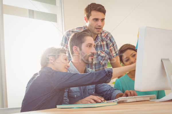 Stockfoto: Collega's · met · behulp · van · laptop · kantoor · groep · jonge · computer