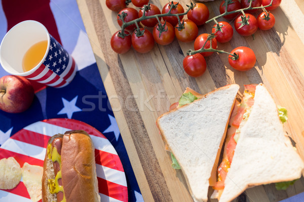 Kerstomaatjes sandwich hotdog bier picknicktafel Stockfoto © wavebreak_media