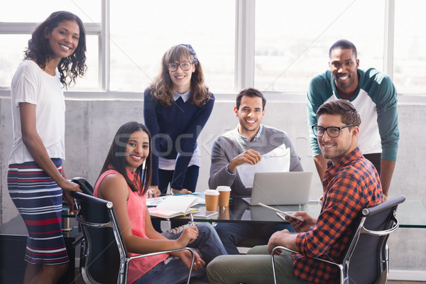 Porträt lächelnd Business Kollegen Sitzung Schreibtisch Stock foto © wavebreak_media