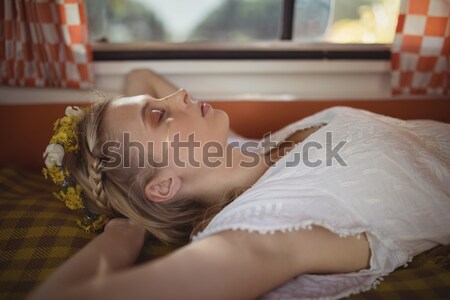 商業照片: 女子 · 睡眠 · 貨車 · 年輕女子 · 花卉