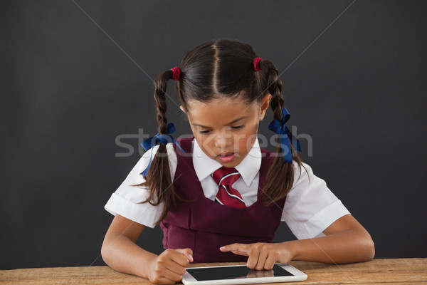 écolière numérique comprimé tableau noir classe enfant [[stock_photo]] © wavebreak_media