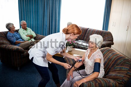 портрет улыбаясь женщины врач Постоянный старший Сток-фото © wavebreak_media