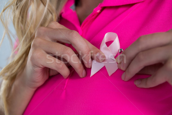 Femeie pink ribbon roz cancerul de san constientizare Imagine de stoc © wavebreak_media