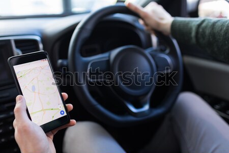 Image homme smartphone conduite voiture [[stock_photo]] © wavebreak_media