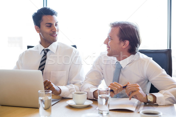 Gens d'affaires discussion salle de conférence bureau affaires homme [[stock_photo]] © wavebreak_media