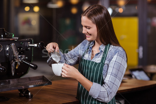 Souriant barista cappuccino bar alimentaire travaux [[stock_photo]] © wavebreak_media