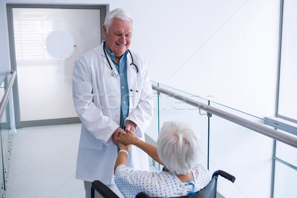 Foto stock: Médico · de · mãos · dadas · senior · paciente · hospital · mulher