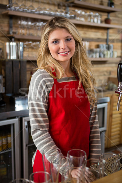 Glimlachend jonge vrouwelijke barista counter cafetaria Stockfoto © wavebreak_media