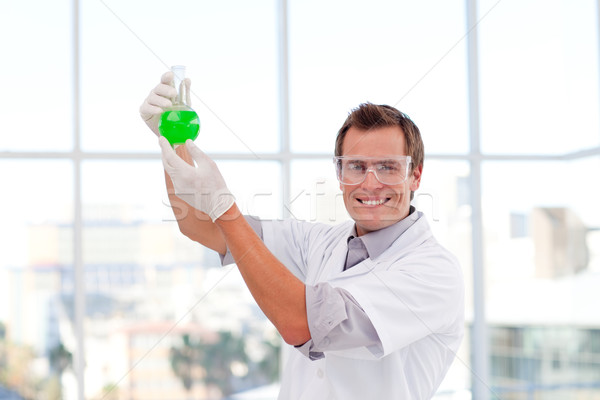 Zâmbitor om de ştiinţă chimic tineri mână Imagine de stoc © wavebreak_media