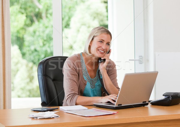 Stockfoto: Vrouw · werken · computer · home · gelukkig · laptop