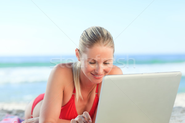 Foto stock: Mulher · trabalhando · laptop · praia · céu · água