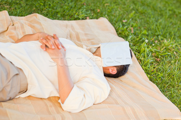 Hombre dormir libro parque sonrisa cara Foto stock © wavebreak_media