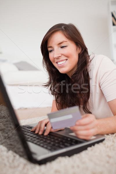 Fiatal gyönyörű női készít fizetés hitelkártya Stock fotó © wavebreak_media