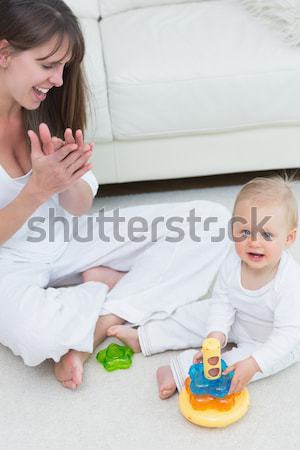 Aantrekkelijke vrouw baby spelen puzzelstukjes vergadering tapijt Stockfoto © wavebreak_media