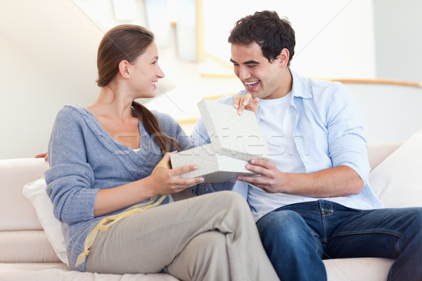 Hombre sorprendente esposa presente salón casa Foto stock © wavebreak_media