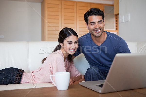 Usando la computadora portátil té salón ordenador amor Foto stock © wavebreak_media