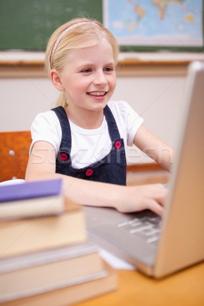 Portret fată folosind laptop sală de clasă Internet şcoală Imagine de stoc © wavebreak_media