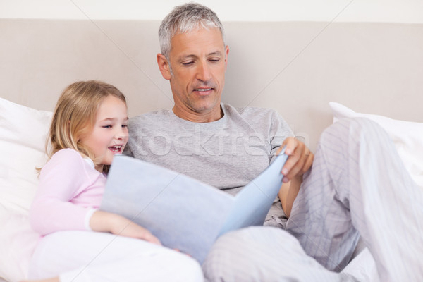 Baba okuma öykü kız yatak odası aile Stok fotoğraf © wavebreak_media