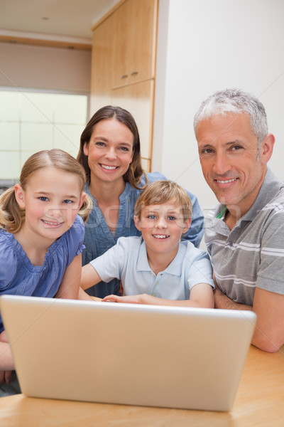 Foto d'archivio: Ritratto · famiglia · utilizzando · il · computer · portatile · cucina · casa