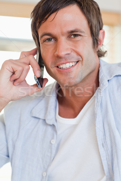 Portré vonzó férfi készít telefonbeszélgetés konyha Stock fotó © wavebreak_media