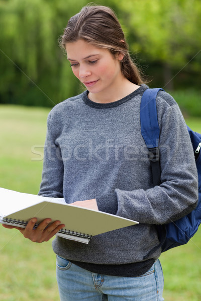 Jeunes femme lecture portable permanent Photo stock © wavebreak_media