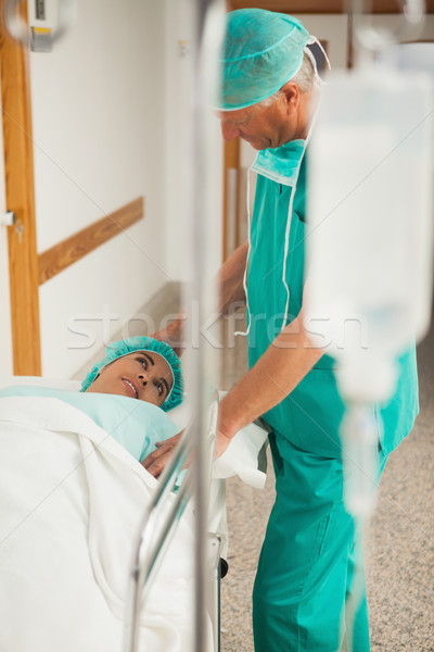 [[stock_photo]]: Patient · lit · souriant · chirurgien · hôpital · couloir