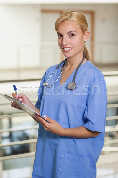 Foto stock: Enfermeira · escrita · clipboard · hospital · corredor