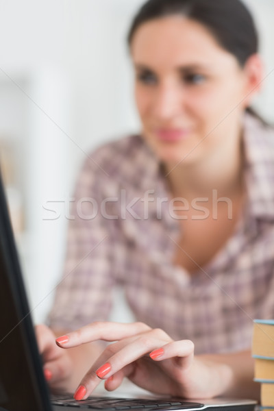 Foto stock: Datilografia · teclado · laptop · pintado · unhas · caderno