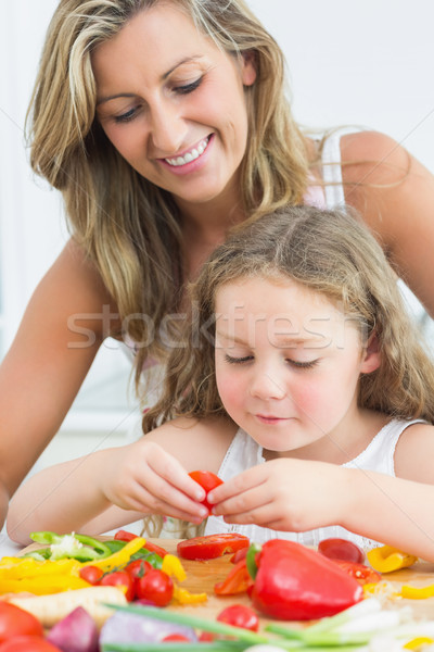 Glimlachend moeder naar dochter groenten vrouw Stockfoto © wavebreak_media