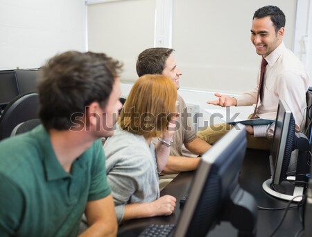 Lehrer sprechen Computer Klasse halten Zwischenablage Stock foto © wavebreak_media