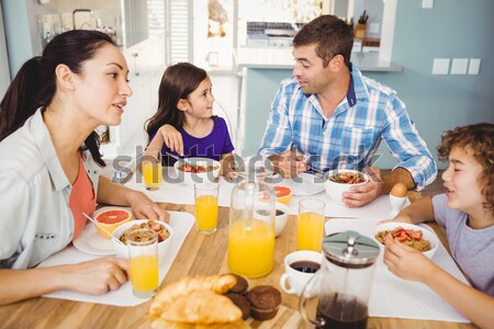 Foto stock: Família · risonho · em · torno · de · café · da · manhã · cozinha · mulher