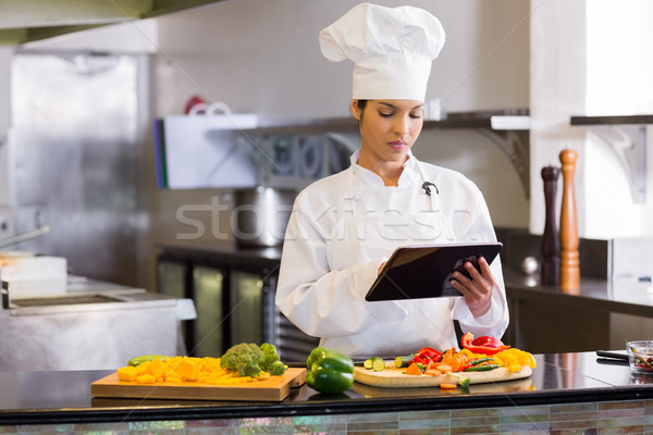 Femeie bucătar-şef digital comprimat legume Imagine de stoc © wavebreak_media